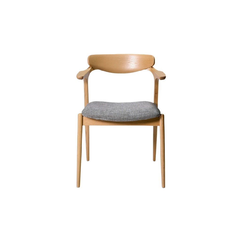 Moderne houten stoel met gestofferde zitting