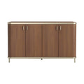 Moderne houten kas met gouden accenten en verticale lijnen